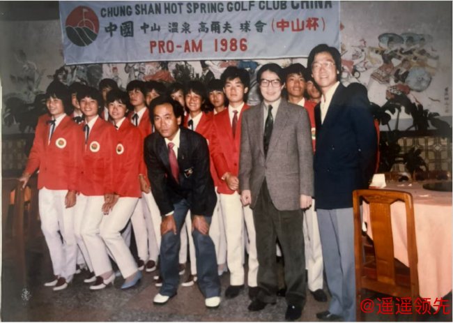 霍震霆（右二）在1986年中山杯和队员合影