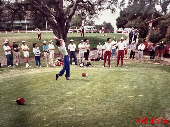 郑文根在与斯坦福大学校队比赛中开球